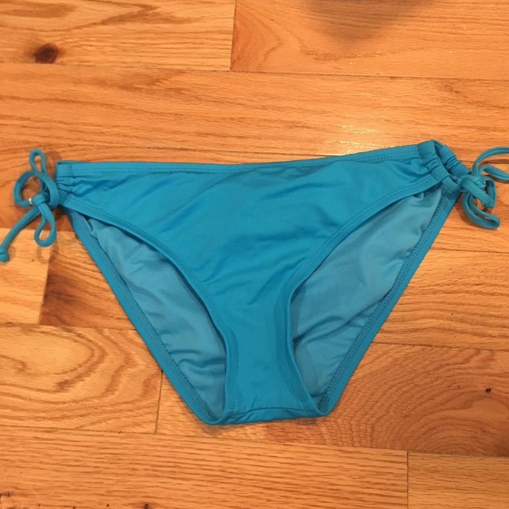 Women’s size M Bisou Bisou bikini bottoms swimsuit